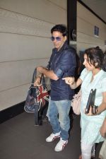 Akshay Kumar leave for Dubai on 7th Nov 2012 (8).JPG